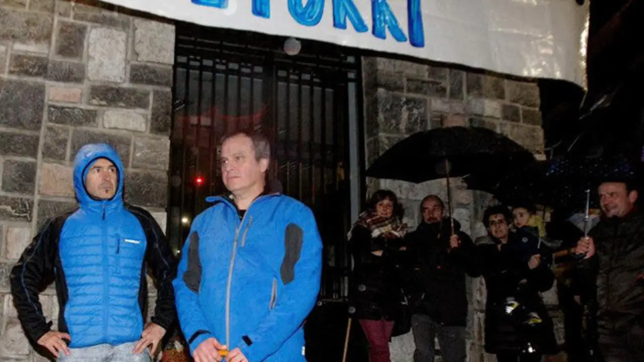 Iñaki Igerategi (izquierda) y Ignacio Otaño , al llegar a Andoain. JUAN HERRERO (EFE)