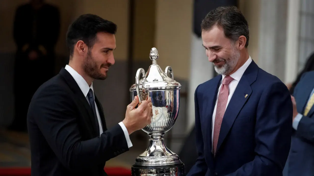 O rei Felipe fai entrega do Premio que leva o seu nome ao mellor deportista do 2016 a Saúl Craviotto. EMILIO NARANJO (EFE)