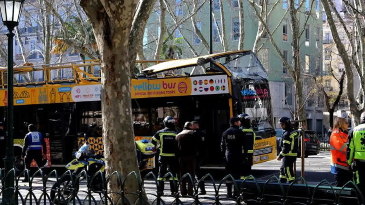 Autobús turístico siniestrado en Lisboa. CARLOS GARCÍA
