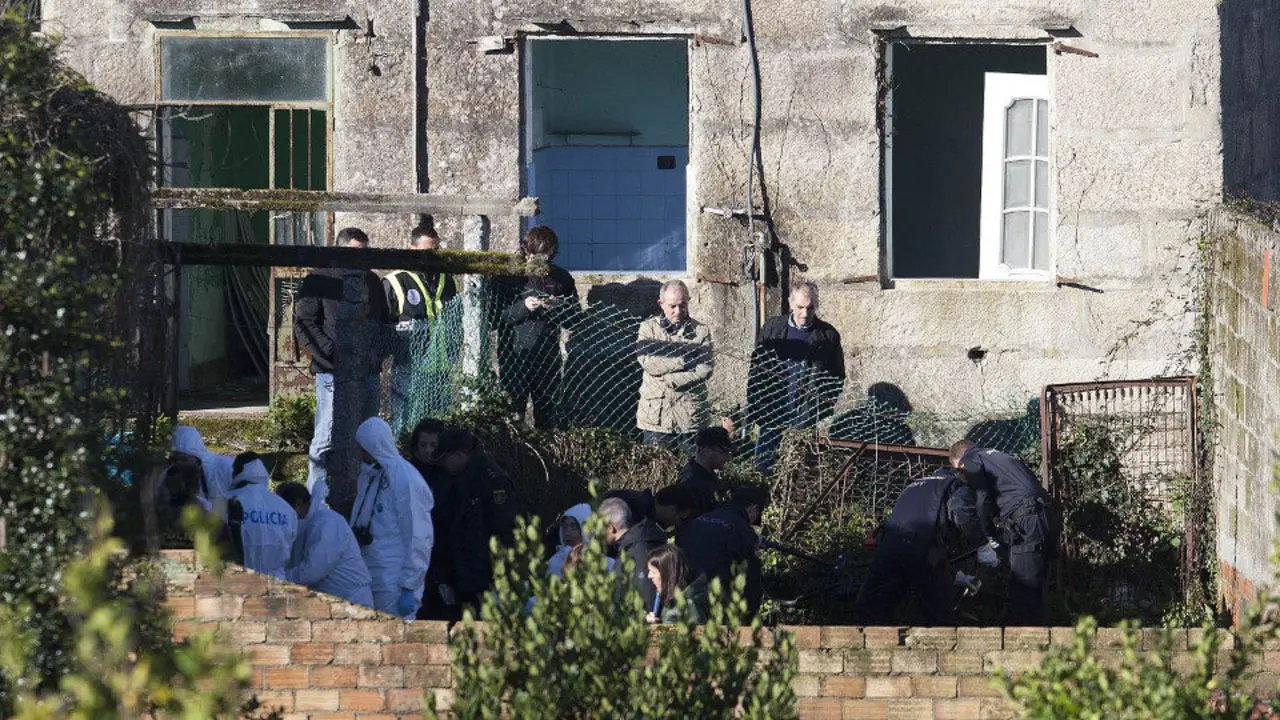 Continúa la búsqueda de Sonia Iglesias en la casa de la familia Araújo. JAVIER CERVERA