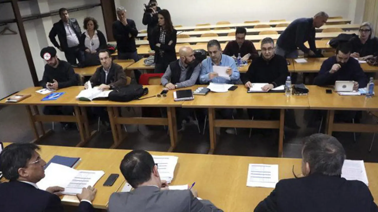 Los representantes de la Xunta frente a los sindicales. XOÁN REY