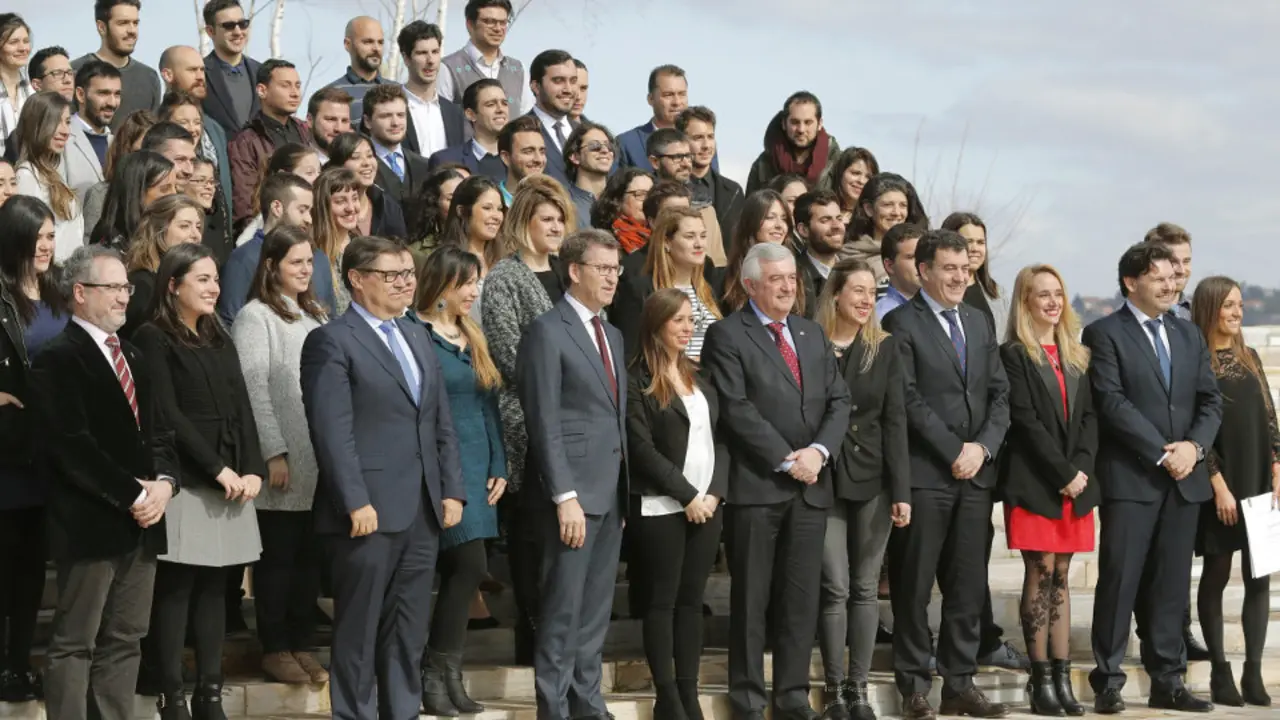 El presidente de la Xunta, Alberto Núñez Feijóo, con los estudiantes durante la entrega de  diplomas de las Bolsas de Excelencia para a Mocidade Exterior. LAVANDEIRA JR. (EFE)