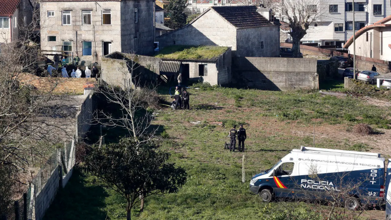 Vista general del lugar de la intervención, con agentes trabajando en tres puntos a la vez. JAVIER CERVERA-MERCADILLO - Sonia Iglesias
