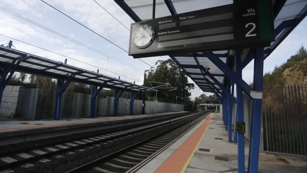 Apeadero vacío en Pontevedra. JAVIER CERVERA