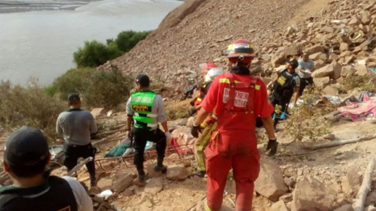 Los efectivos de rescate, en el lugar del suceso. ANDINA