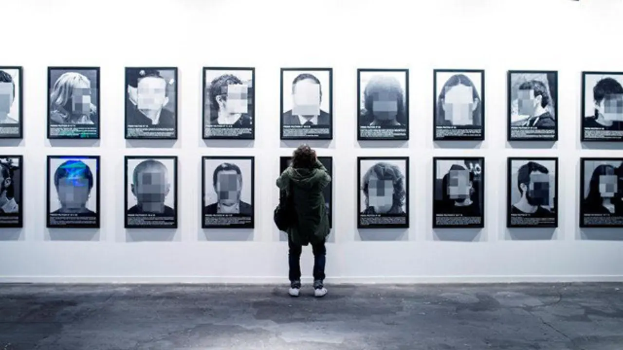 Fotografía de la obra 'Presos Políticos' de Santiago Sierra. FERNANDO VILLAR (EFE)