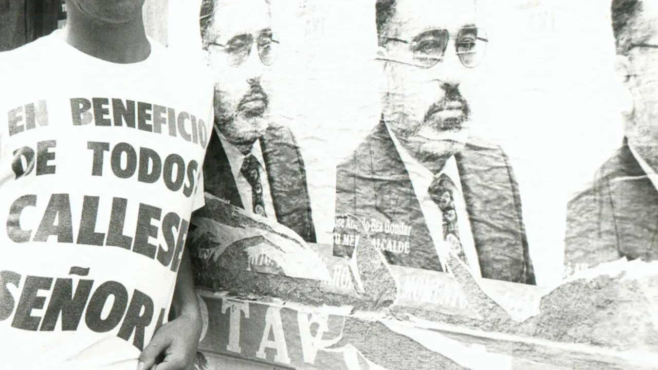 Un joven se apoya en carteles de propaganda de Bea Gondar antes de las elecciones de 1991. DIARIO DE PONTEVEDRA