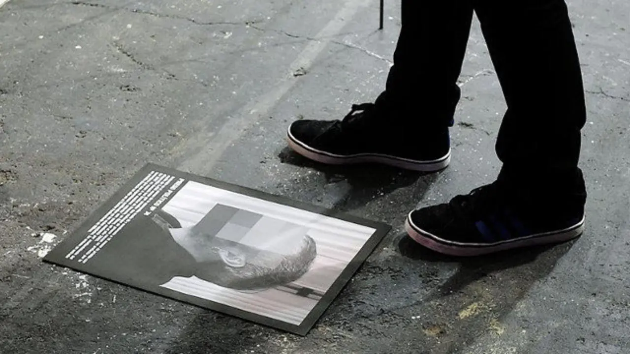 Imagen de catálogo de una de las fotografías de la obra 'Presos Políticos', de Santiago Sierra. FERNANDO VILLAR (EFE)