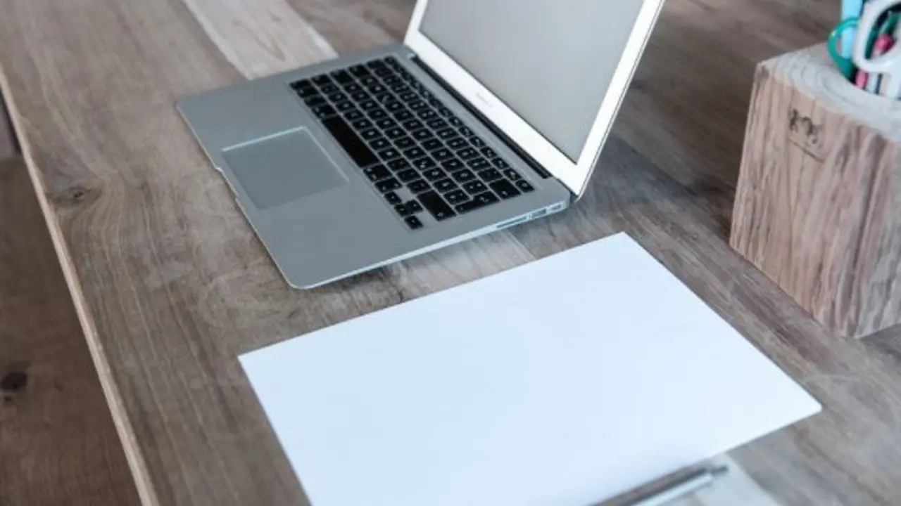 Un port&aacute;til y un folio. EP