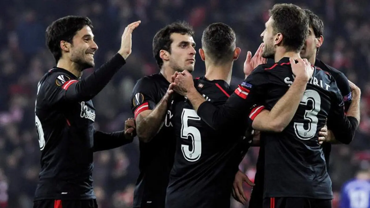 Los jugadores del Athletic celebran un gol. MIGUEL TOÑA (EFE)
