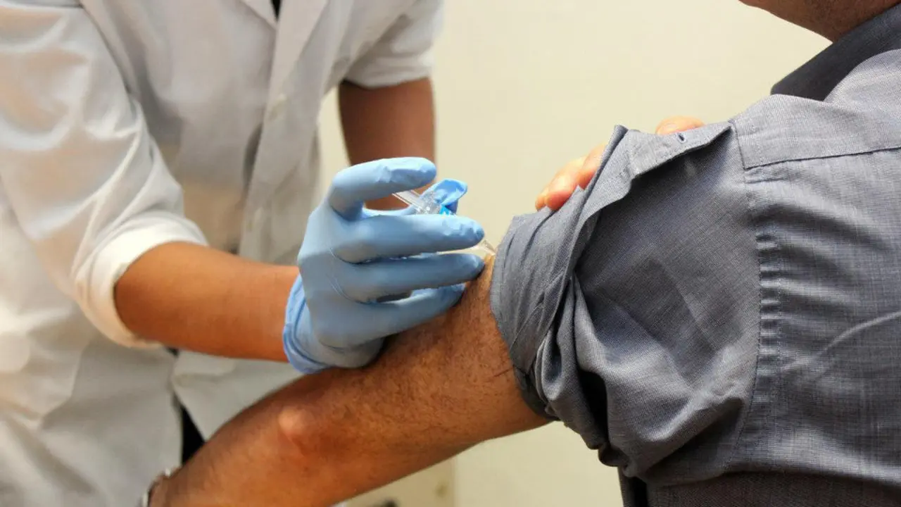 Un paciente recibiendo la vacuna contra la gripe