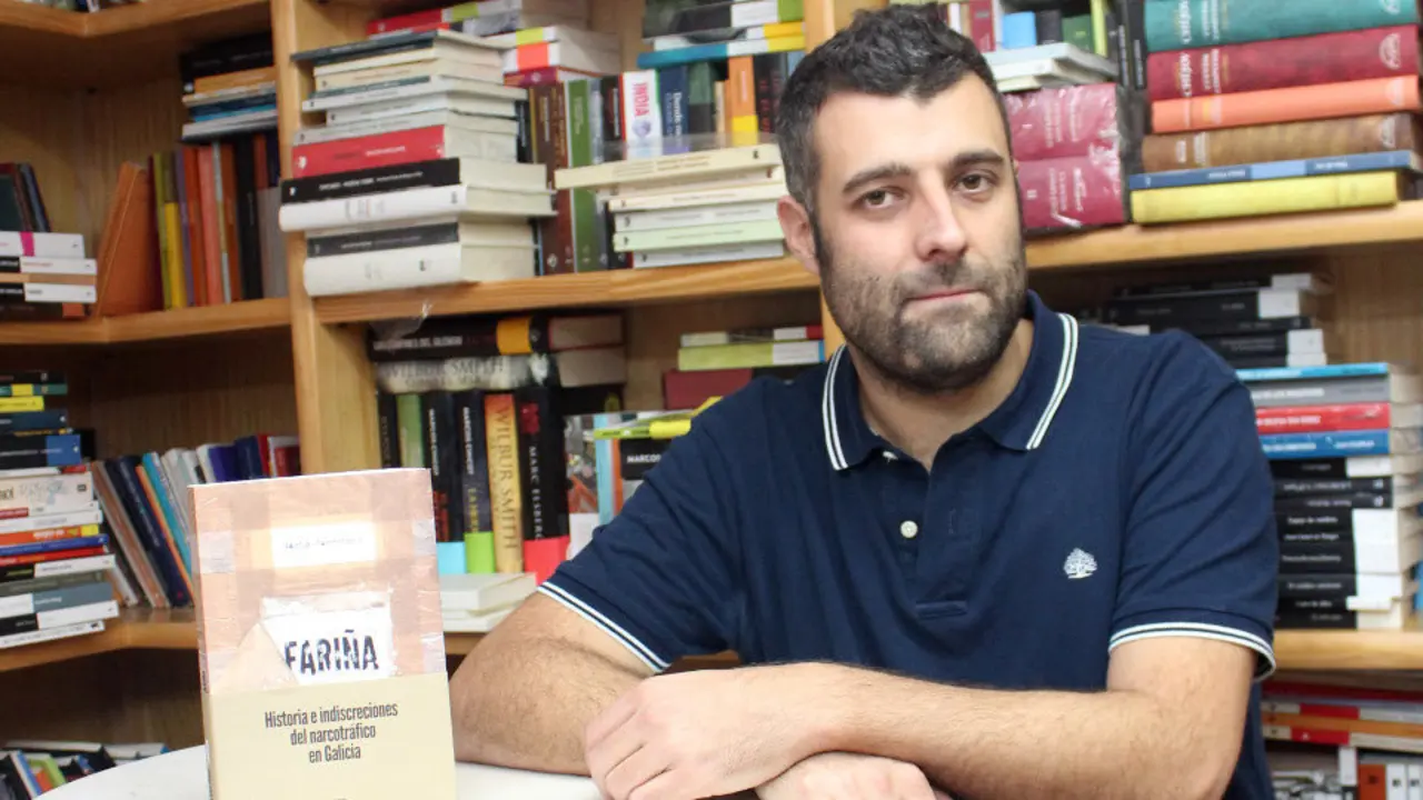 Nacho Carretero, con un ejemplar de &#39;Fariña&#39;. TANIA MOREIRA