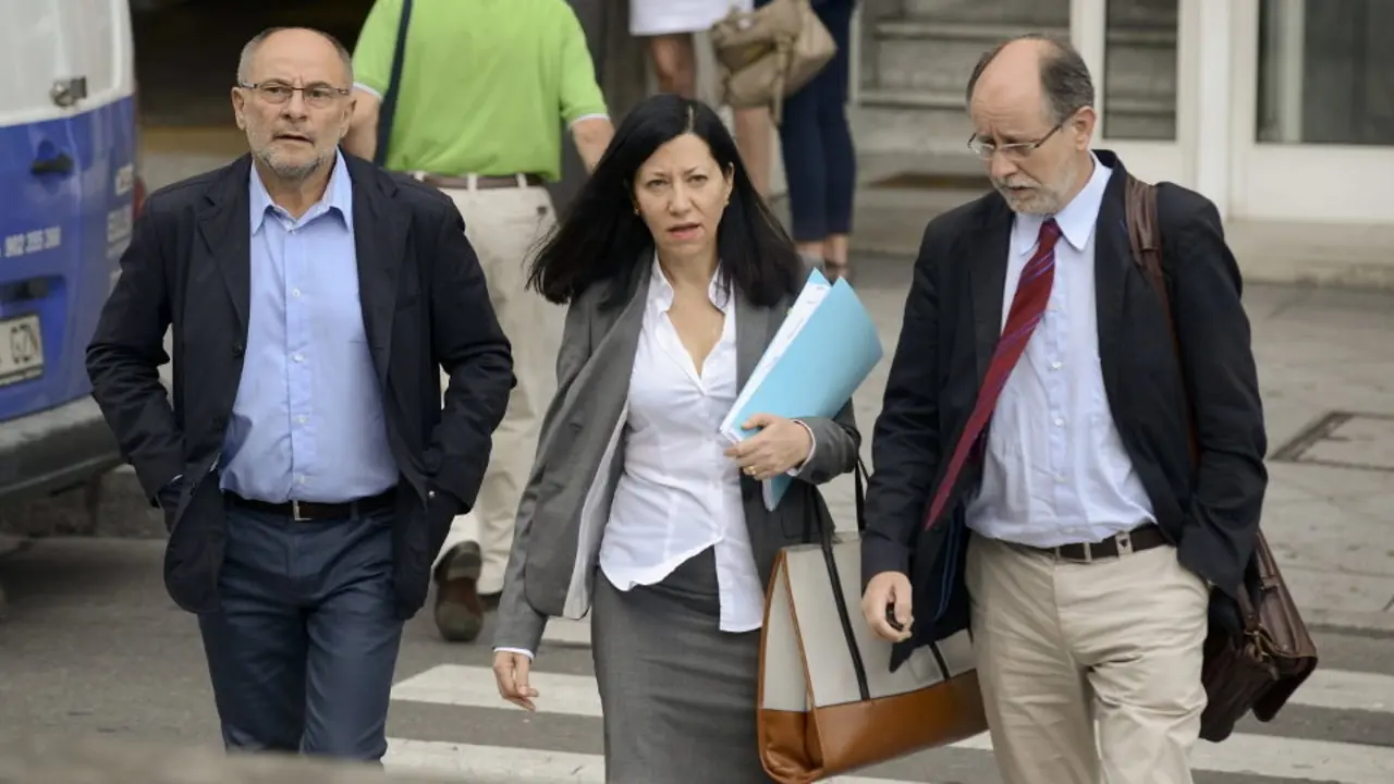 Francisco Rodríguez (i) y Áurea Soto (c), a su llegada al Palacio de Justicia de Ourense. ARCHIVO