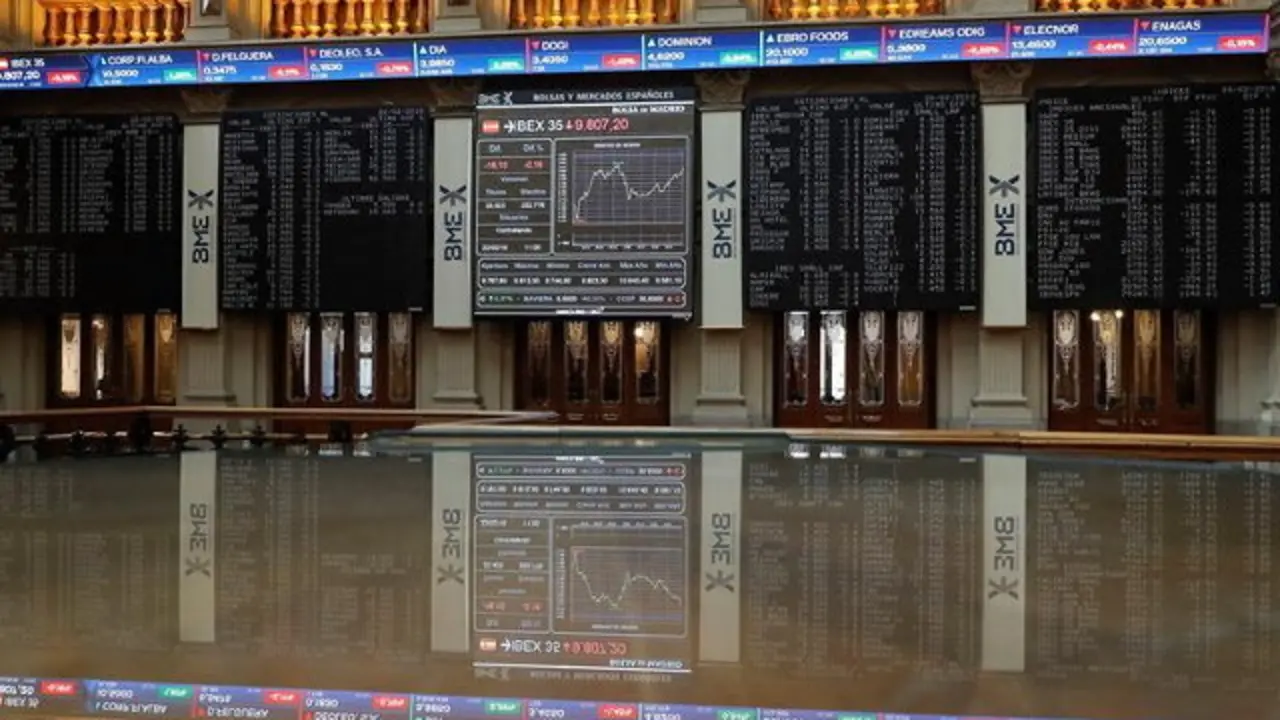 Paneles indicativos en la Bolsa de Madrid. EFE