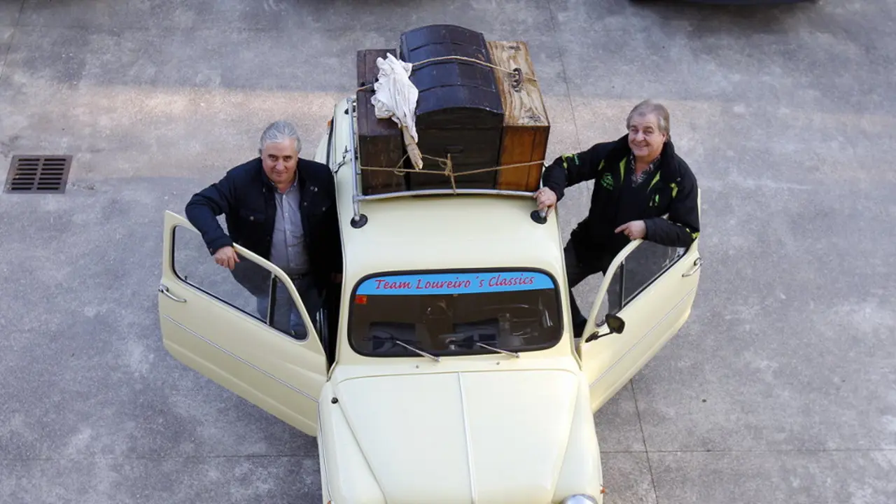 José Ramos Díaz y José López Carrera, con el vehículo con el que recorrerán más de 2.000 kilómetros. XESÚS PONTE
