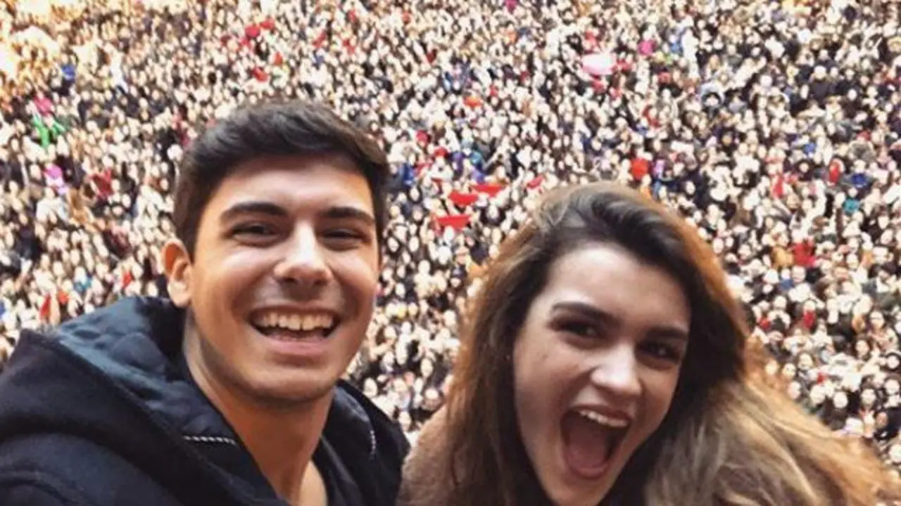 Alfred y Amaia, en el balcón consistorial. INSTAGRAM