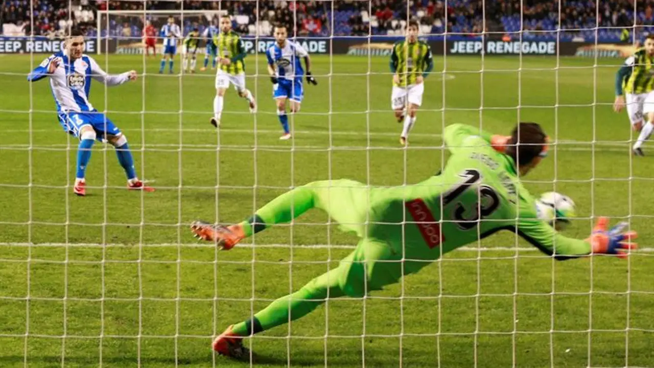 Diego López detiene el penalti. CABALAR (EFE)