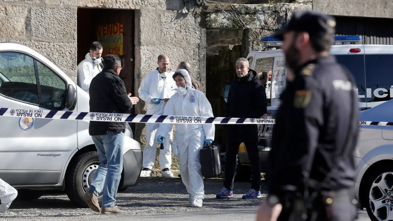Agentes trasladan en maletines las pruebas recogidas en la finca de San Mauro. JAVIER CERVERA
