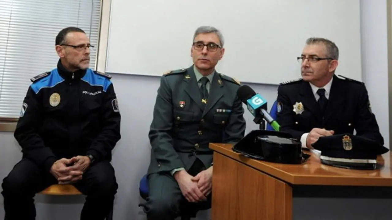 Responsables de la Guardia Civil y la Policía informaron en Culleredo de la detención. CABALAR (EFE)