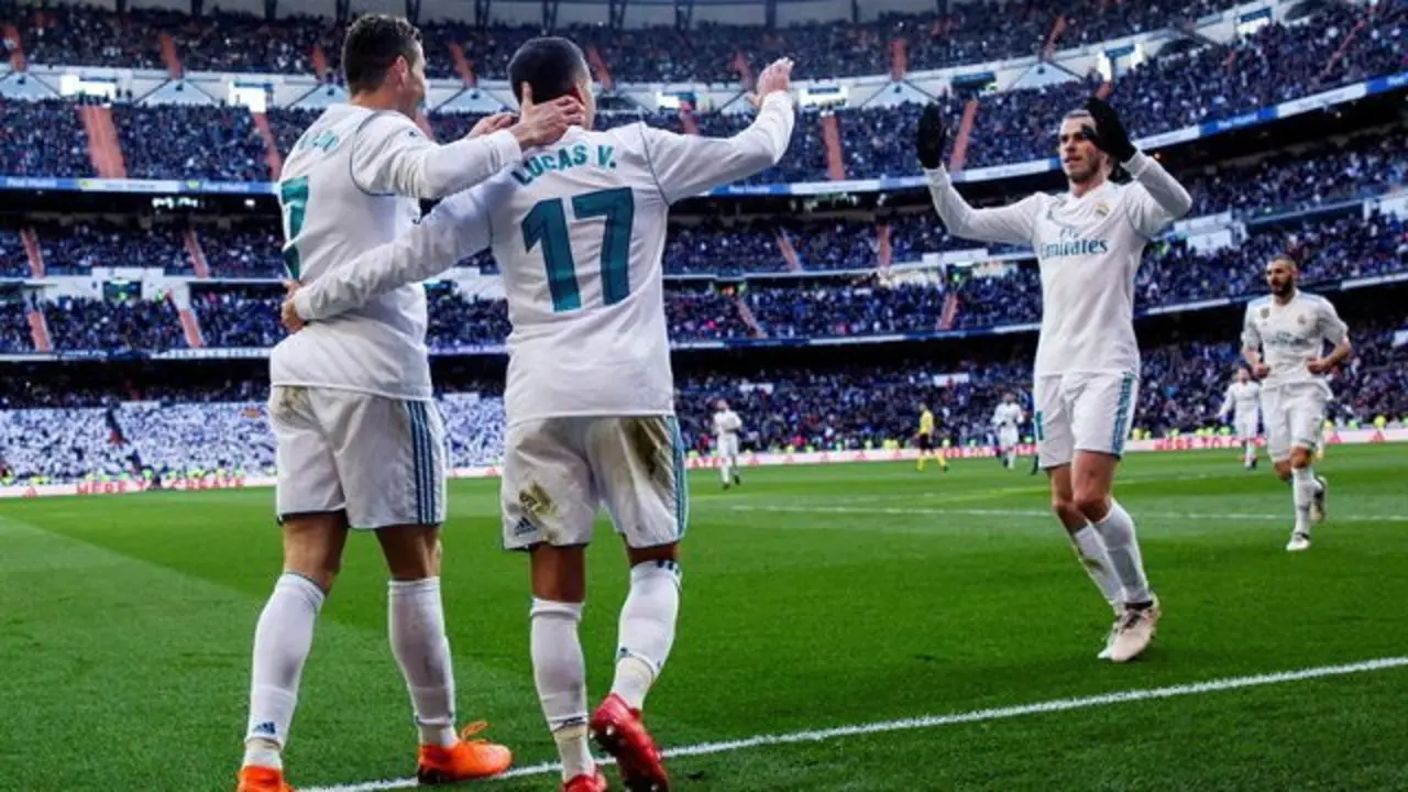 Ronaldo (i), Lucas Vázquez (c) y Gareth Bale (d) festejan un gol durante el partido contra el Alavés. RODRIGO JIMÉNEZ