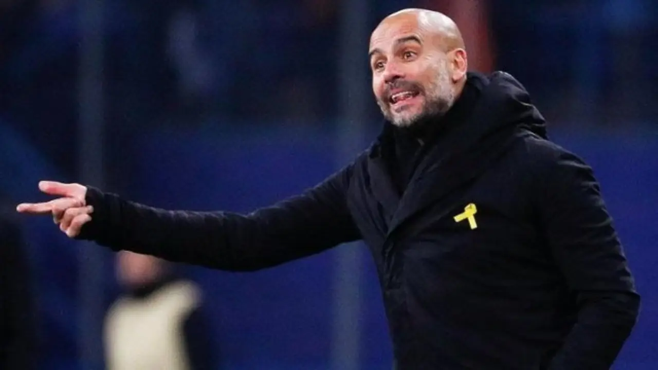 Guardiola, durante uno de los partidos en los que lució un lazo amarillo. EFE