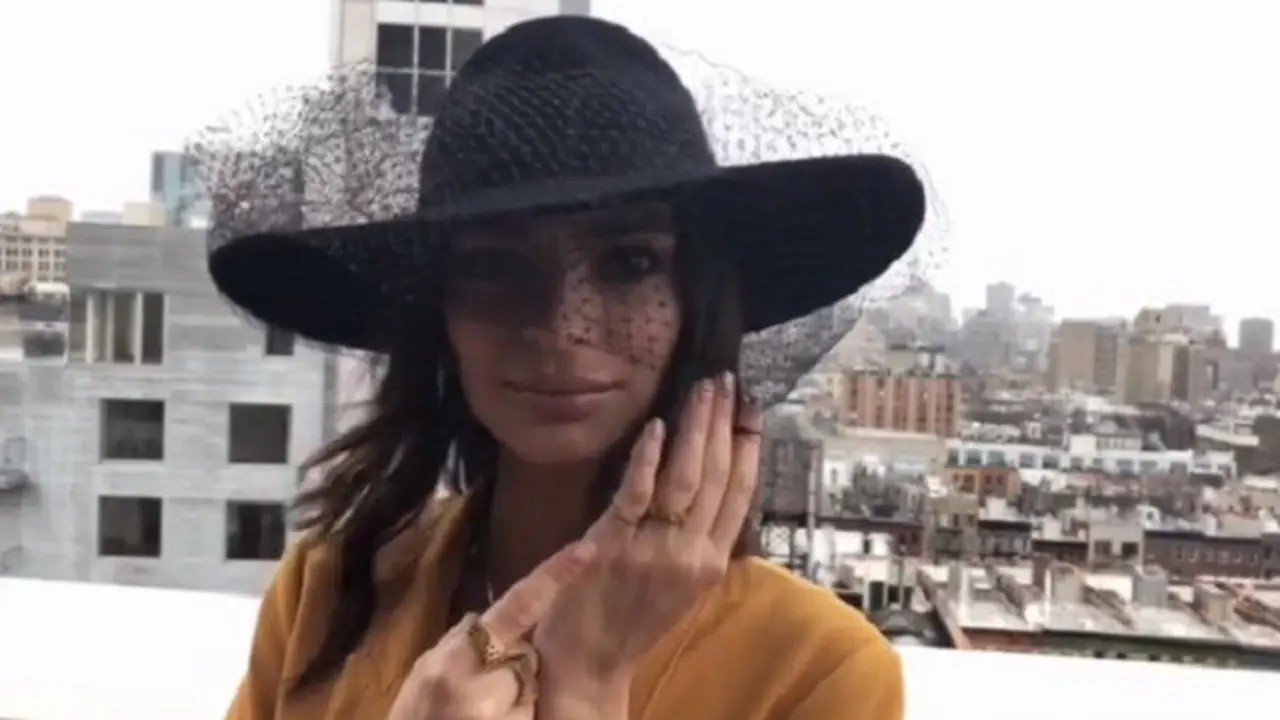 Emily Ratajkowski mostrando su alianza. INSTAGRAM (@emrata)