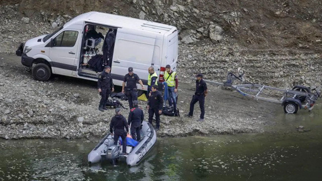 Operativo en el pantano de Susqueda el pasado mes de agosto. EFE