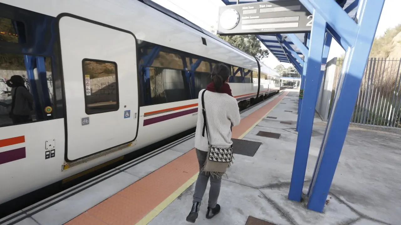 Una usuaria de tren espera para embarcar. JAVIER CERVERA-MERCADILLO