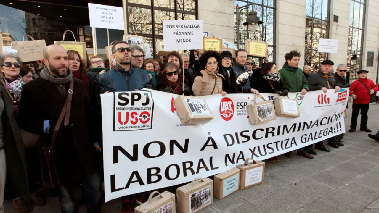 Manifestación de funcionarios de Xustiza en Ferrol coa participación do portavoz de En Marea, Luis Villares. KIKO DELGADO (EFE)