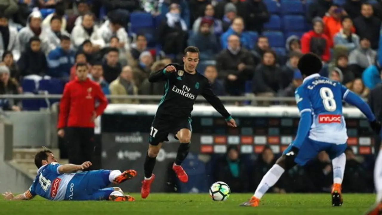 Lucas Vázquez (c) pelea un balón con los jugadores del Espanyol Carlos Sánchez (d) y Victor Sánchez. EFE