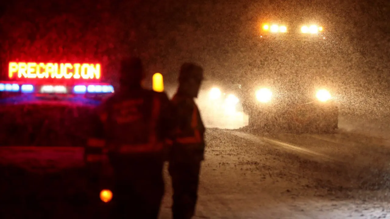 El mal tiempo que afecta a Galicia está provocando los primeros problemas en algunas carreteras, como en la A-52 donde las placas de hielo y la nieve obligan a extremar la prudencia en la conducción. SXENICK (EFE)