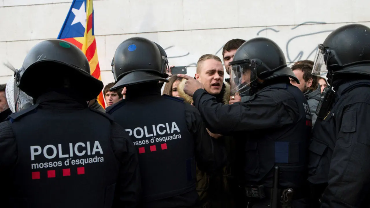 Un grupo de agentes de los Mossos d&#39;Esquadra, durante una actuación. QUIQUE GARCÍA (EFE)
