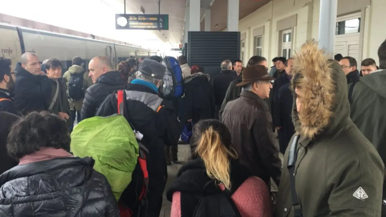 Los viajeros, retenidos en Zamora. TWITTER (@Elzorro1979)