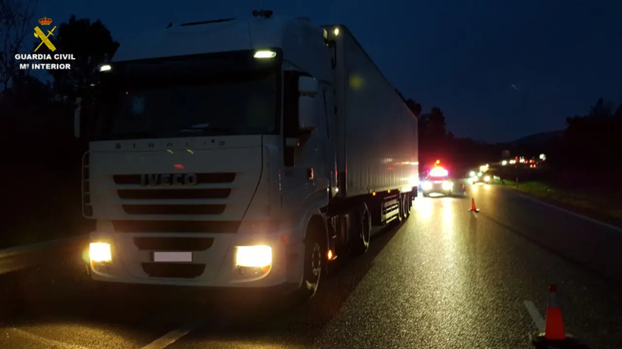 Camión detido no arcén da A-52, en Ponteareas. GUARDIA CIVIL