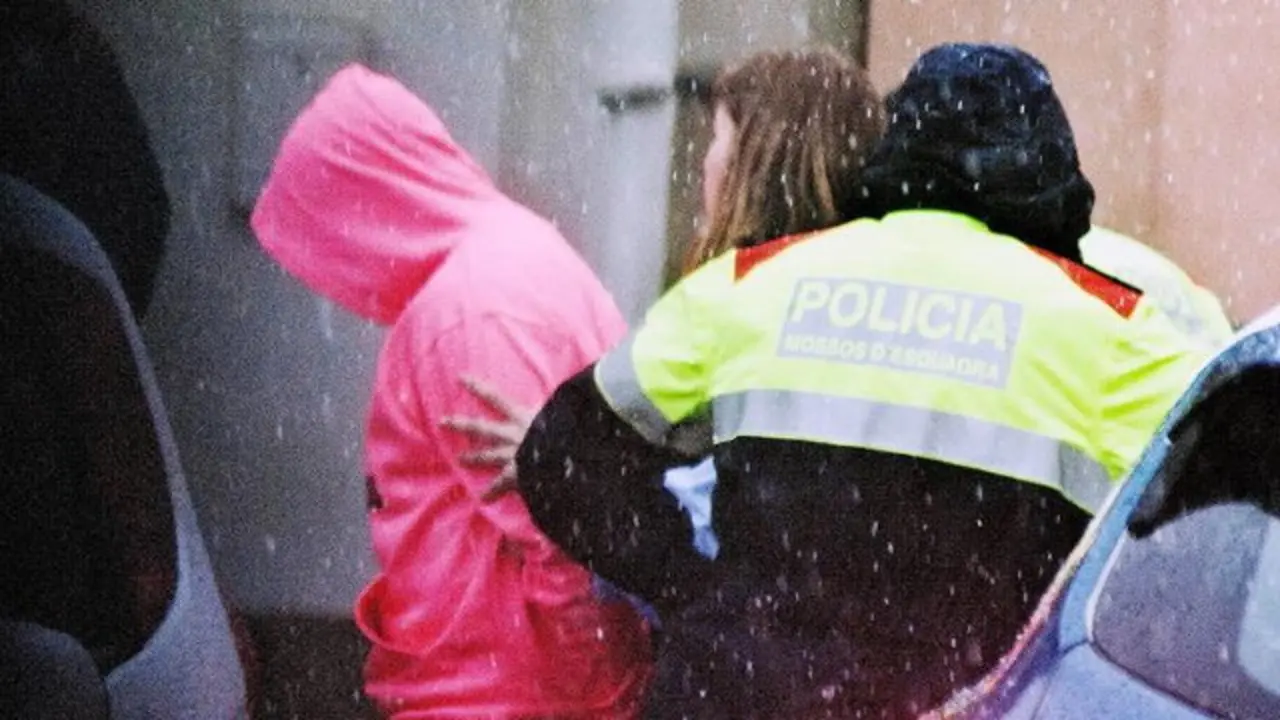 El hijo del presunto autor del doble crimen del pantano de Susqueda, Jordi Magentí, acompaña a los agentes en el registro policial. EFE