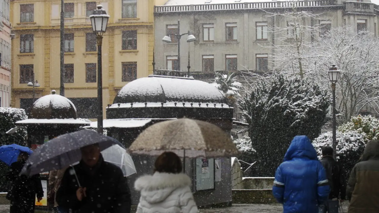 El paraguas será necesario a partir de este jueves. VÍCTORIA RODRÍGUEZ