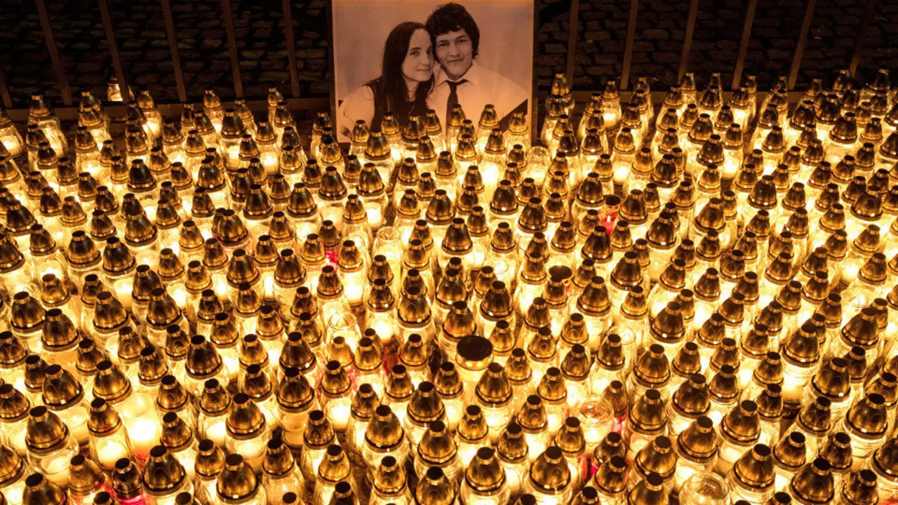 Velas en memoria de Jan Kuciak, asesinado junto a su novia Martina, en Bratislava. MATEJ KALINA (EFE)