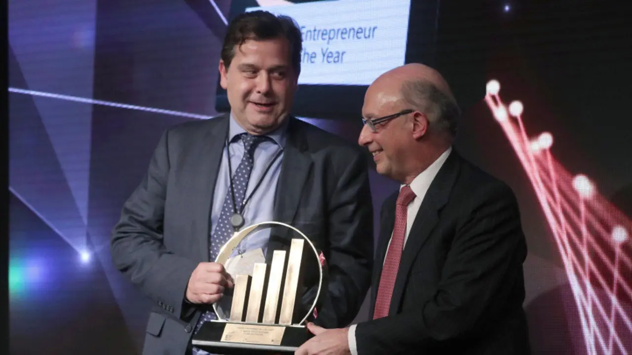O conselleiro delegado de Hijos de Rivera, Ignacio Rivera Quintana, recibe de mans do ministro de Facenda, Cristóbal Montoro, o premio Emprendedor do Ano. ZIPI (EFE)