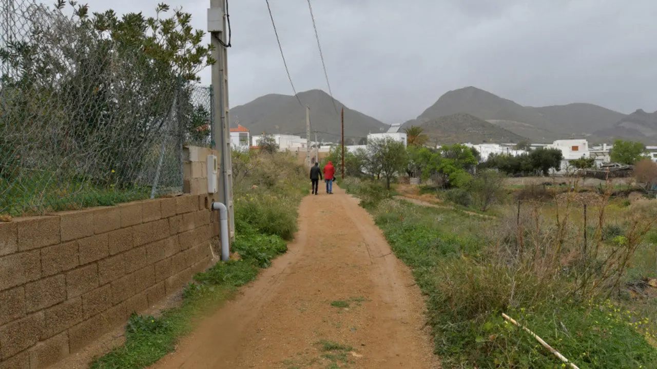 Dispositivo de búsqueda que intenta localizar al niño de 8 años cuyo rastro se perdió el martes en Las Hortichuelas, en Níjar. CARLOS BARBA (EFE)