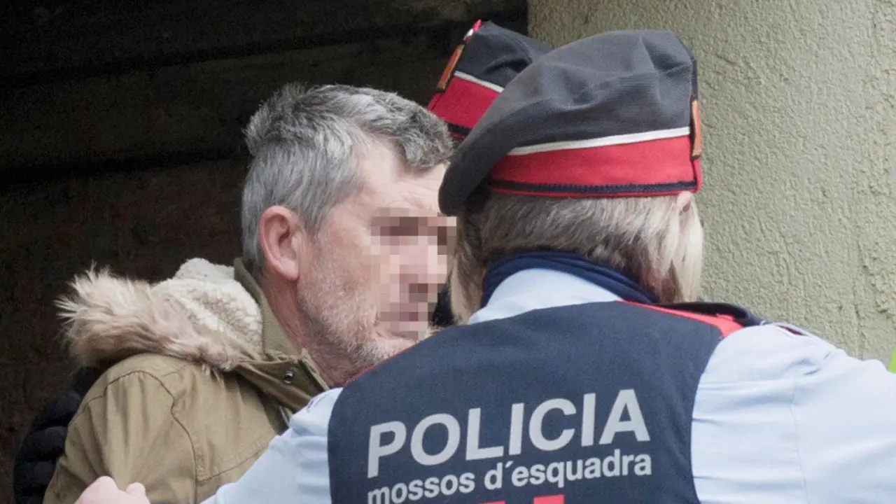 El presunto autor del doble homicidio de Susqueda, Jordi Magentí, acompañado de los Mossos. ROBIN TOWNSEND (EFE)