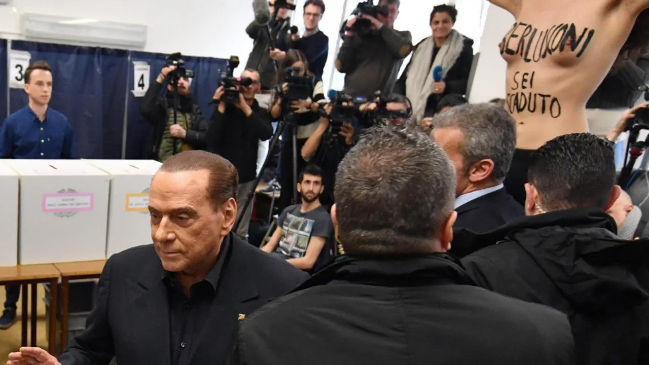 Berlusconi, en el momento en el que apareció la activista de Femen. DANIEL DAL ZENNARO (EFE)