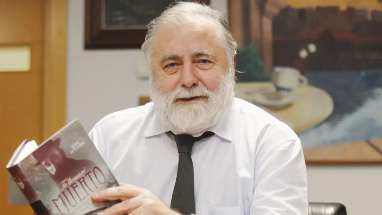 O escritor e director xeral do grupo El Progreso, José de Cora, co seu último libro. VICTORÍA RODRÍGUEZ