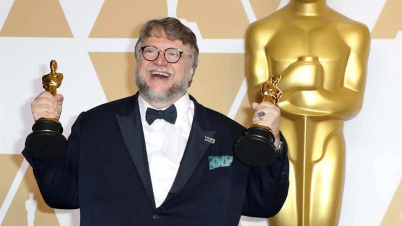 Del Toro, con dos estatuillas. PAUL BUCK (EFE)