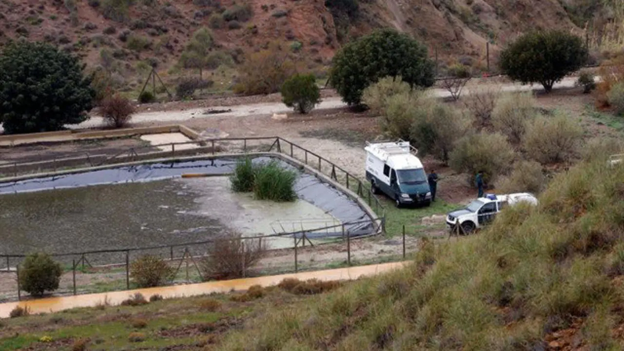 Depuradora junto a la que apareció la camiseta de Gabriel. RICARDO GARCÍA