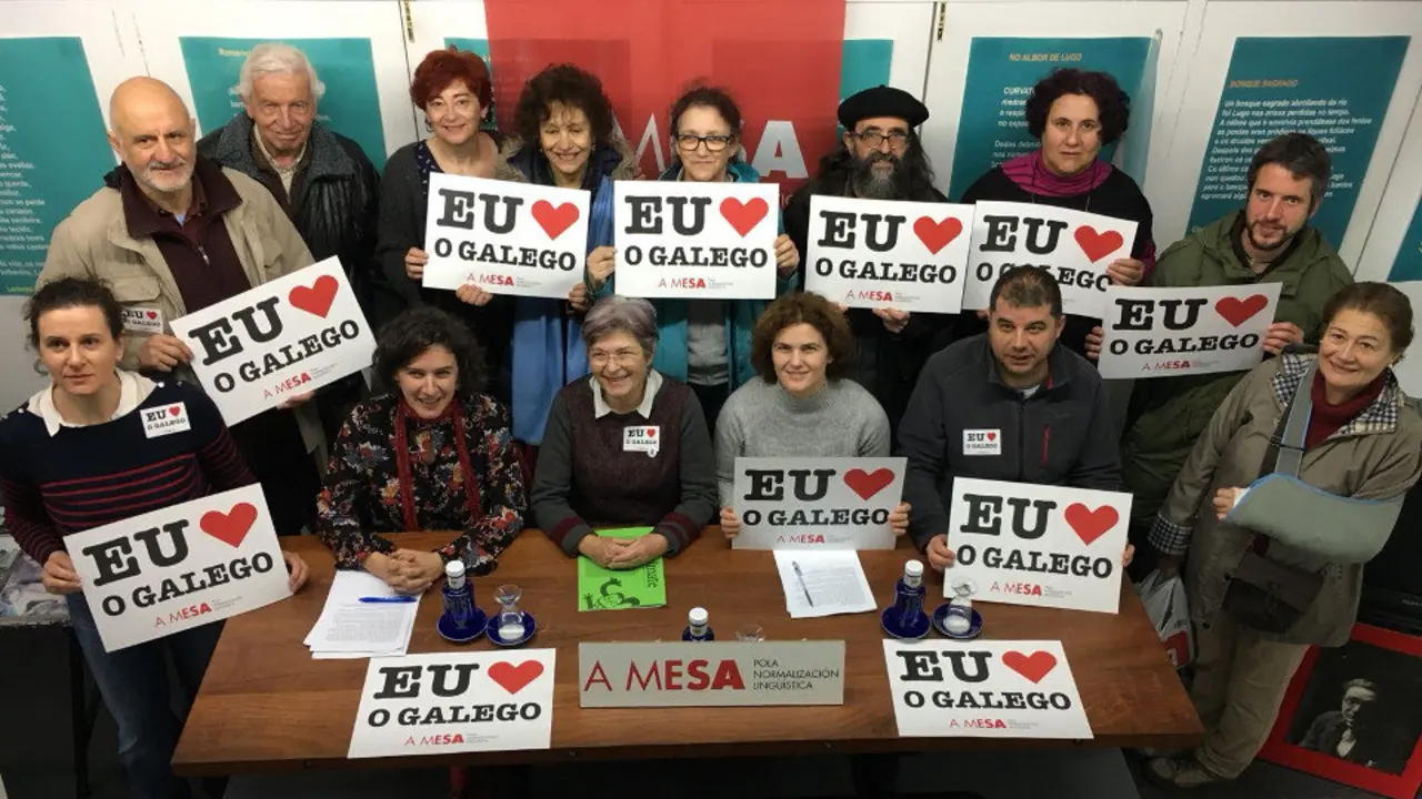 Asistentes á rolda de prensa. A MESA