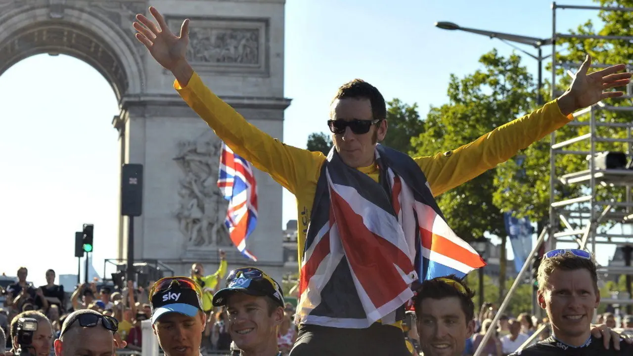 Bradley Wiggins tras ganar el Tour. NICOLAS BOUVY (EFE)