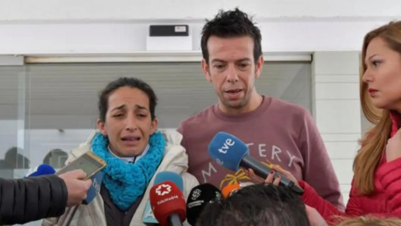 Los padres de Gabriel hablan con los medios. CARLOS BARBA (EFE)