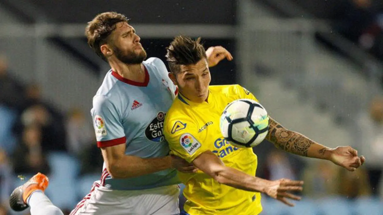 Sergi Gómez y Pedro Tanausú Domínguez, en un momento del partido. SALVADOR SAS (EFE)