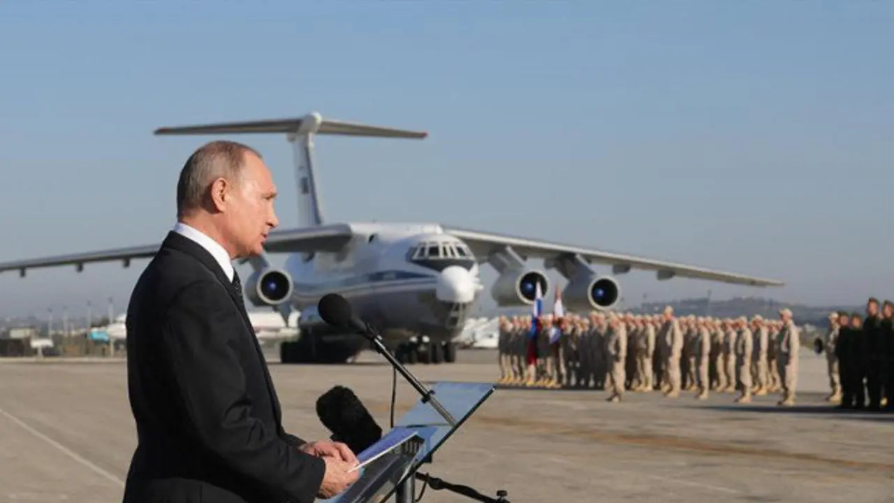  Fotografía de archivo que muestra al presidente ruso, Vladímir Putin, durante su visita a la base rusa de Hmeimim en Siria. MICHAEL KLIMENTYEV / SPUTNIK (EFE)