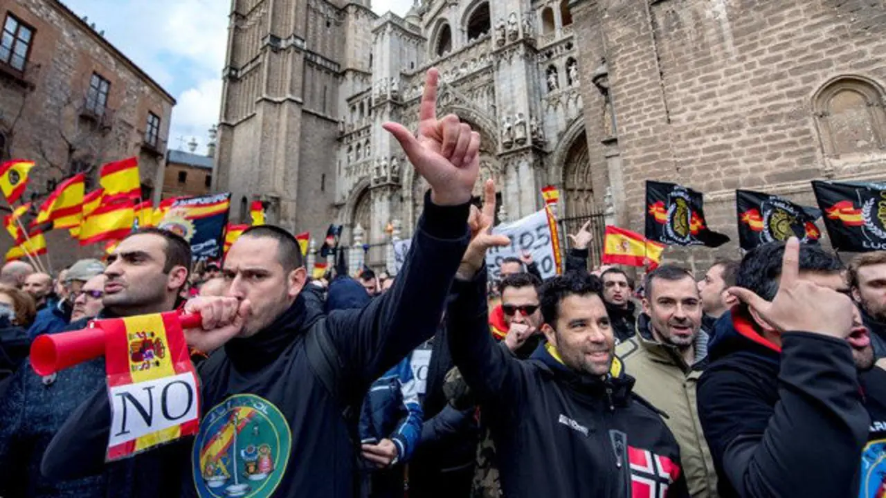 Manifestación, convocada por Jusapol, de unos dos mil policías nacionales y guardias civiles para pedir que se igualaran sus salarios a los de las policías autonómicas y locales, este martes en Toledo. ISMAEL HERRERO (EFE)